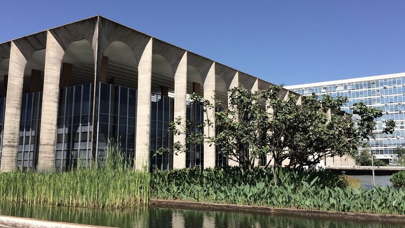Arcada de concreto do Palácio Itamaraty, em Brasília